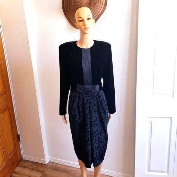 Susan Bennet VTG Velvet Bow Dress - Picture 1 of 12